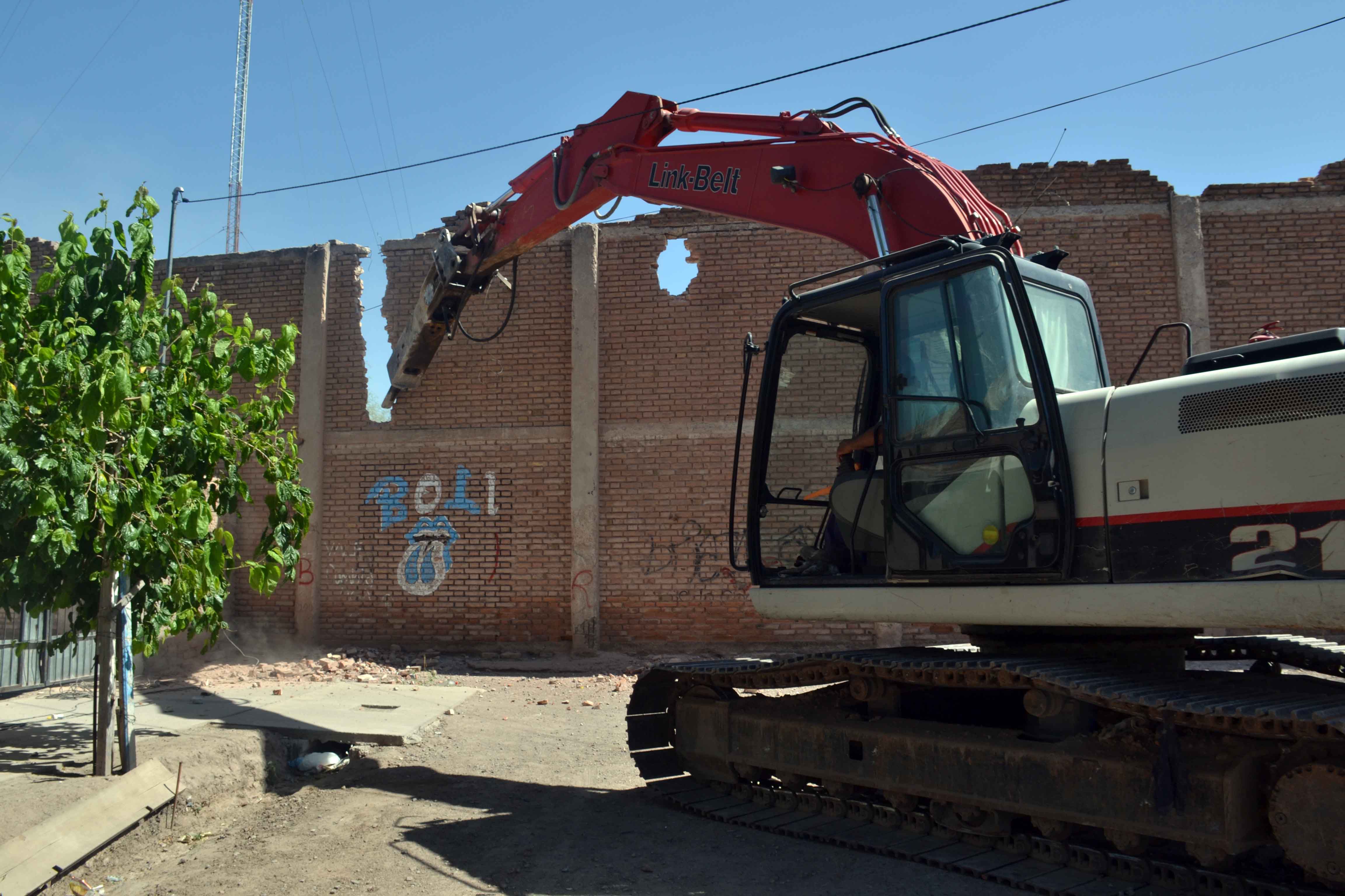 Demolición ex bodega, próxima apertura Calle Pedro B. Palacios (11)