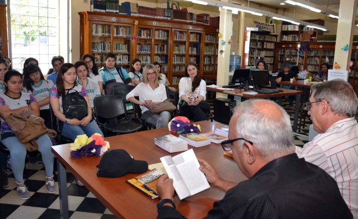 Biblioteca Almafuerte û Encuentro con los poetas cubanos Alberto Marrero y Ricardo River_n (5)