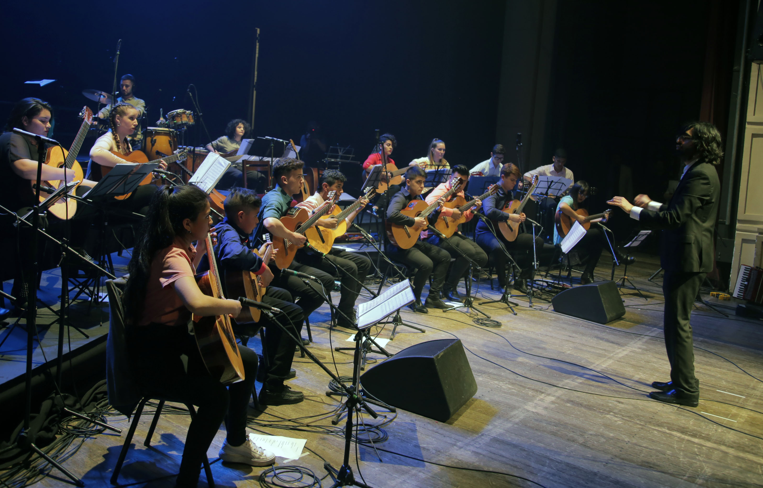Orquesta Municipal de Guitarras Tito Francia en Teatro Independencia 2