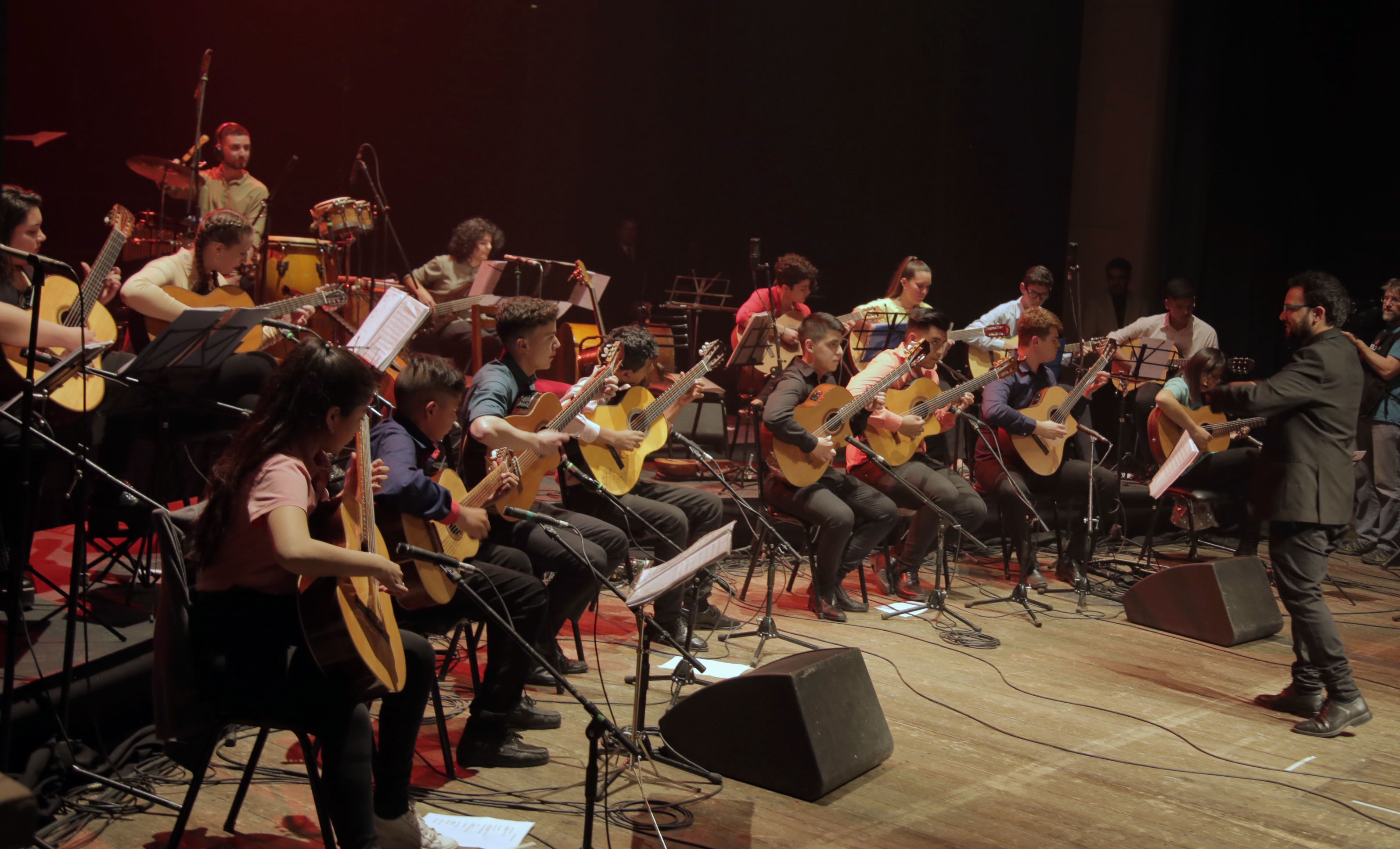 Orquesta Municipal de Guitarras Tito Francia en Teatro Independencia 3