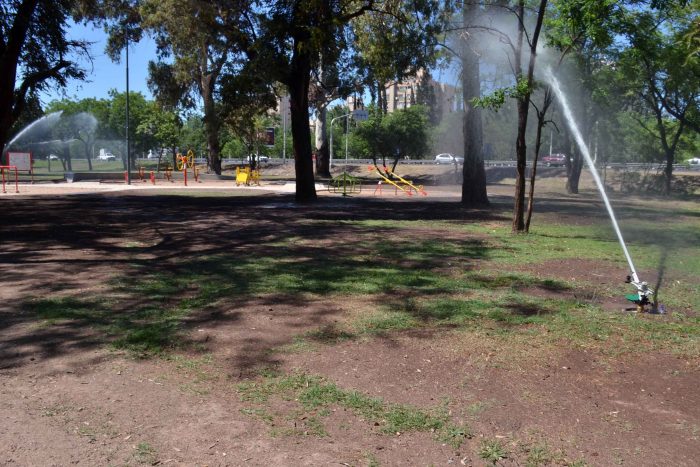 Riego por aspersión - Parque del Acceso Este (7)