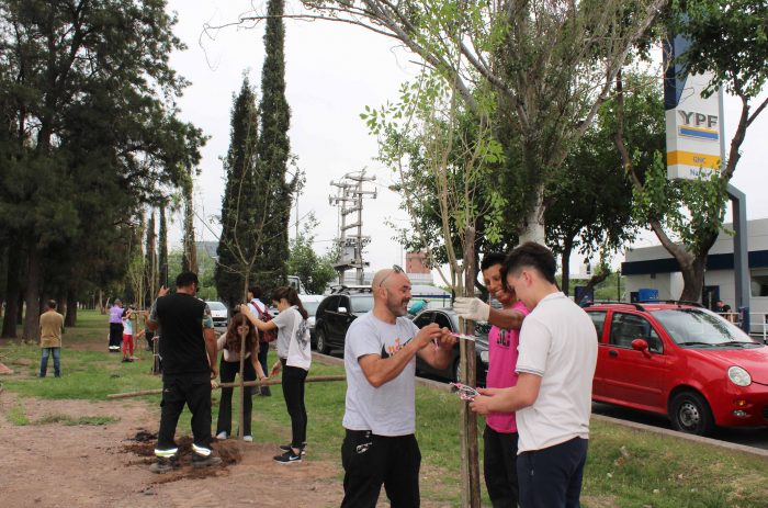 Plantación de árboles - Parque del Acceso Este (11)