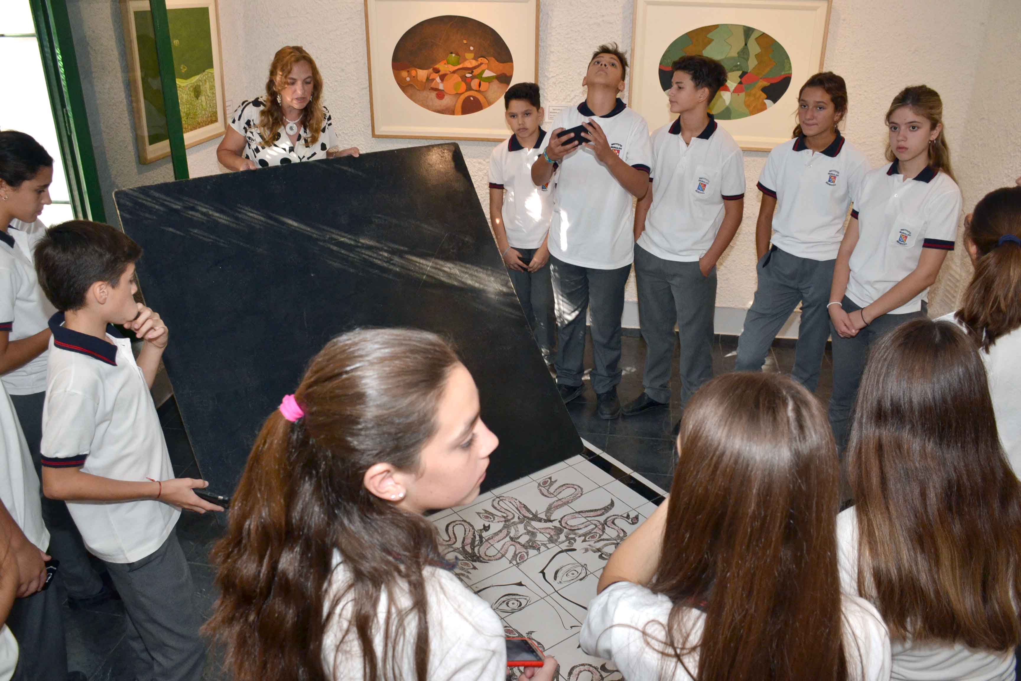 Alumnos de Murialdo visitan muestra del artista Carlos Ercoli 13