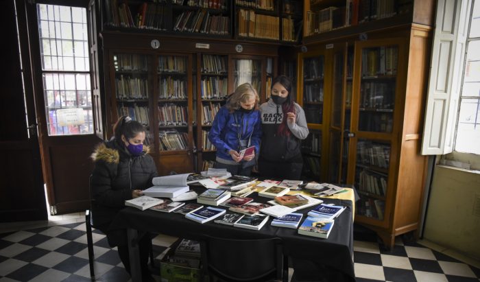 Suelta de libros- biblioteca Almafuerte