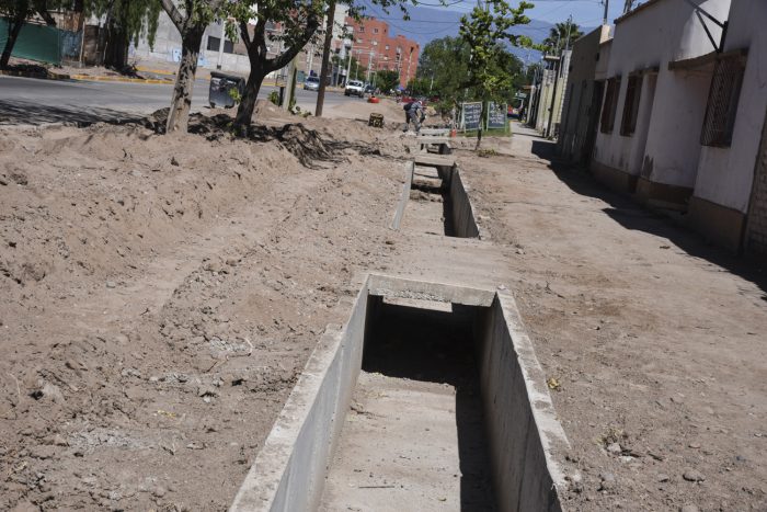 Canal Godoy Cruz, entre A. +ülvarez y Antonelli (1)