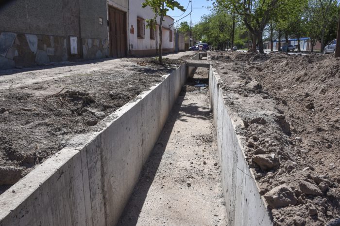 Canal Godoy Cruz, entre A. +ülvarez y Antonelli (10)