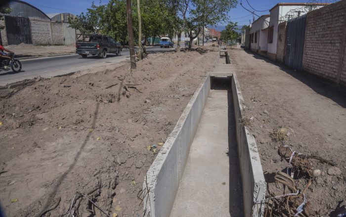 Canal Godoy Cruz, entre A. +ülvarez y Antonelli (3)