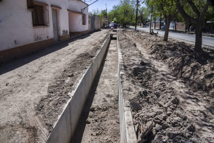 Canal Godoy Cruz, entre A. +ülvarez y Antonelli (5)