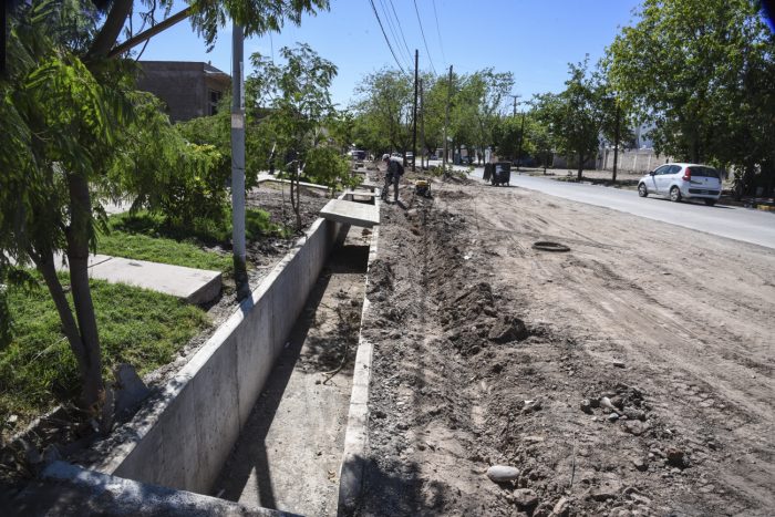 Canal Godoy Cruz, entre A. +ülvarez y Antonelli (8)