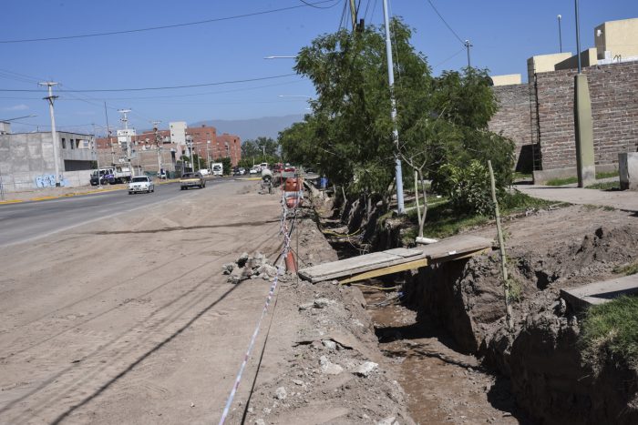 Canal en Godoy Cruz, entre A. +ülvarez y Antonelli (1)