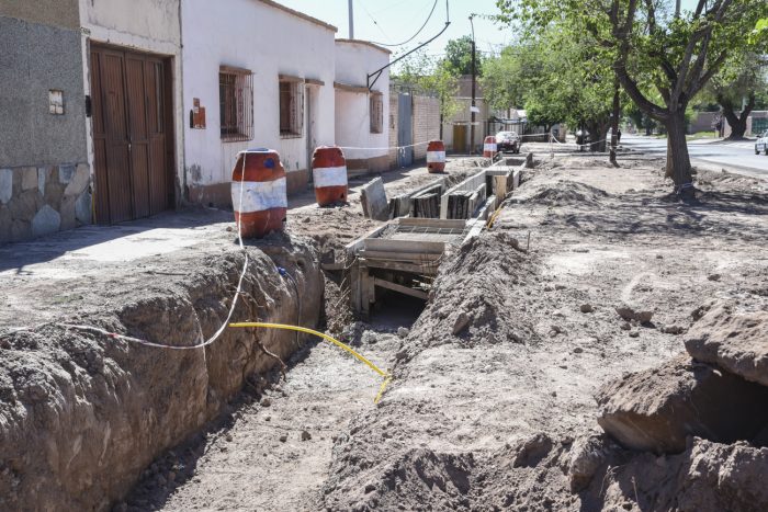 Canal en Godoy Cruz, entre A. +ülvarez y Antonelli (2)