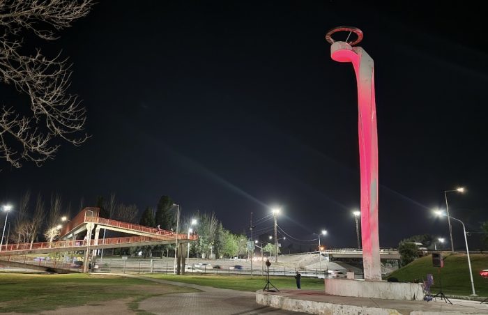 Guaymallén se iluminó de rojo por la salud cardiovascular (1)