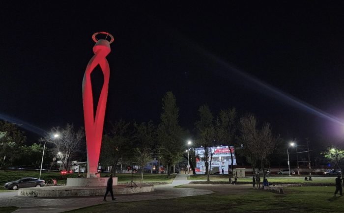 Guaymallén se iluminó de rojo por la salud cardiovascular (2)