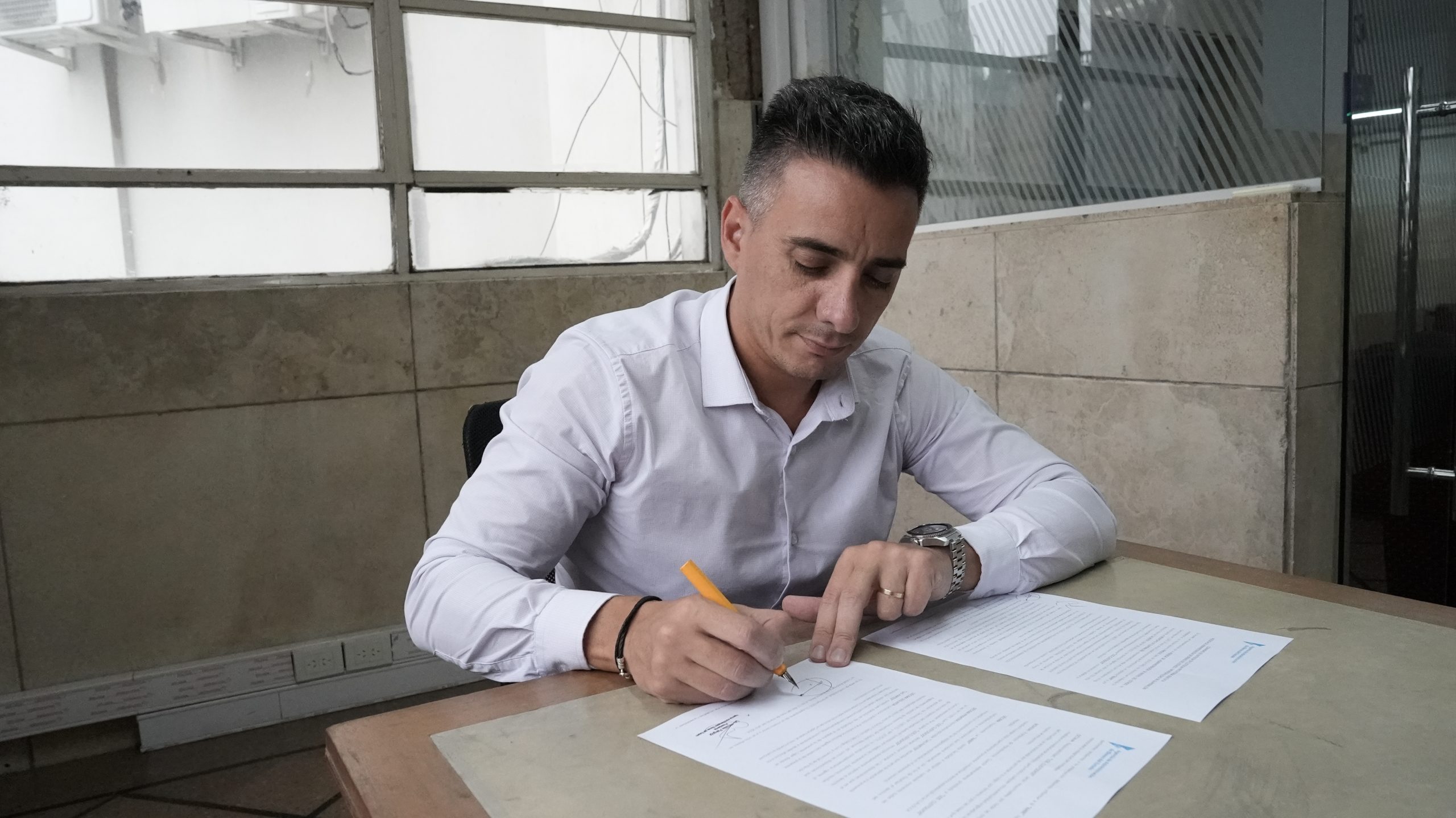 Marcos Calvente, firma convenio de Custodia con la AABE