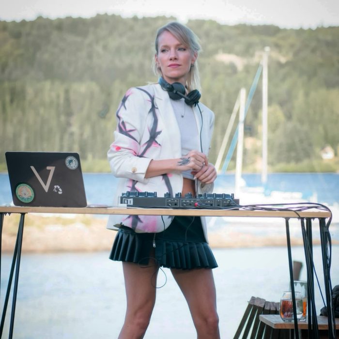 DJ Virginia Da Cunha