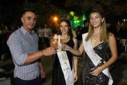 El intendente Marcos Calvente, brinda con las representantes de Guaymallén, Angelina Franco y Dana Quiroga. Por supuesto, con espumante.