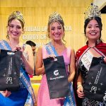 Rocío Neila (Virreina Nacional de la Vendimia), Agostina Saua (Reina Nacional) y la representante de la Capital del Espumante Melanie Sánchez, con souvenirs del departamento.