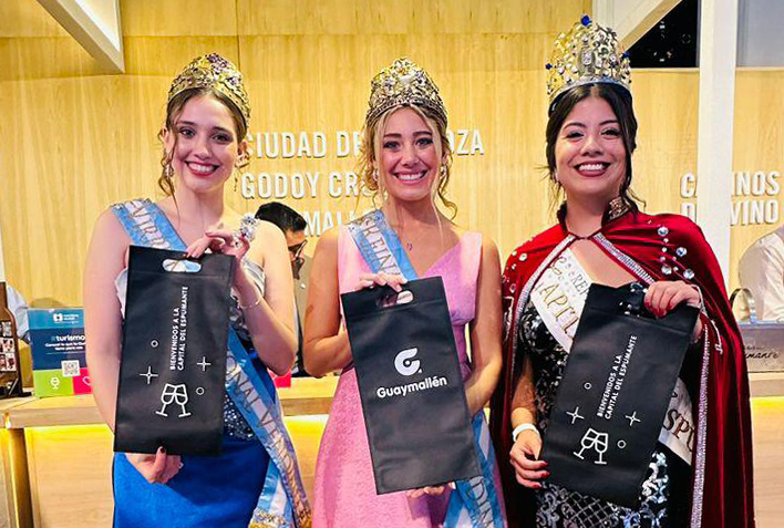 Rocío Neila (Virreina Nacional de la Vendimia), Agostina Saua (Reina Nacional) y la representante de la Capital del Espumante Melanie Sánchez, con souvenirs del departamento.