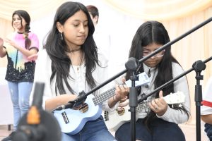 Alumnos de la escuela Sayanca interpretan Faro de esperanza bajo la batuta del profesor Rubén Carrión.