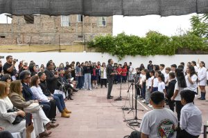 Alumnos de la escuela Sayanca interpretan Faro de esperanza bajo la batuta del profesor Rubén Carrión.