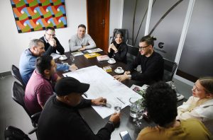 Imagen de la reunión de la empresa Refugia, el equipo municipal de obras y el intendente Marcos Calvente.