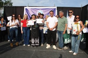 La ganadora del Plato Salado, Elsa Lucato, recibe su premio.