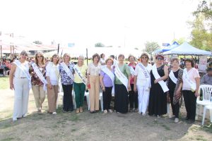 Las reinas de los Adultos Mayores presentes.