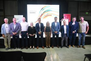 Los intendentes Calvente, Allasino, Suárez y González, el jefe de gabinete de Maipu Yapura y autoridades del Colegio de Arquitectos.