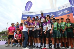 Marcos Calvente entrega el trofeo obtenido por el equipo de Municipalidad de Guaymallén.