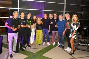 El intendente de Guaymallén, Marcos Calvente, junto a Diego Gareca, recibieron a los Auténticos Decadentes, que este jueves cerrarán la Fiesta de la Cosecha.