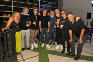 El intendente de Guaymallén, Marcos Calvente, junto a Diego Gareca, recibieron a los Auténticos Decadentes, que este jueves cerrarán la Fiesta de la Cosecha.