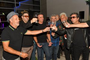 El intendente de Guaymallén, Marcos Calvente, junto a Diego Gareca, recibieron a los Auténticos Decadentes, que este jueves cerrarán la Fiesta de la Cosecha.