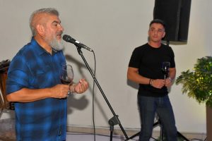 El intendente de Guaymallén, Marcos Calvente, junto a Diego Gareca, recibieron a los Auténticos Decadentes, que este jueves cerrarán la Fiesta de la Cosecha.
