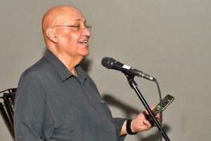 El intendente de Guaymallén, Marcos Calvente, junto a Diego Gareca, recibieron a los Auténticos Decadentes, que este jueves cerrarán la Fiesta de la Cosecha.
