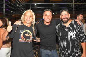 El intendente de Guaymallén, Marcos Calvente, junto a Diego Gareca, recibieron a los Auténticos Decadentes, que este jueves cerrarán la Fiesta de la Cosecha.