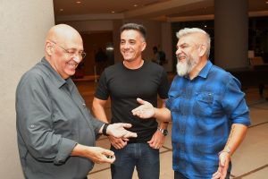 El intendente de Guaymallén, Marcos Calvente, junto a Diego Gareca, recibieron a los Auténticos Decadentes, que este jueves cerrarán la Fiesta de la Cosecha.