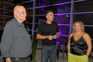 El intendente de Guaymallén, Marcos Calvente, junto a Diego Gareca, recibieron a los Auténticos Decadentes, que este jueves cerrarán la Fiesta de la Cosecha.