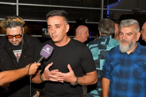 El intendente de Guaymallén, Marcos Calvente, junto a Diego Gareca, recibieron a los Auténticos Decadentes, que este jueves cerrarán la Fiesta de la Cosecha.