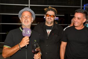 El intendente de Guaymallén, Marcos Calvente, junto a Diego Gareca, recibieron a los Auténticos Decadentes, que este jueves cerrarán la Fiesta de la Cosecha.