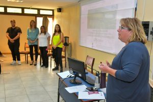 “Acompañar en la crianza: herramientas para el cuidado y la enseñanza en jardines maternales”.