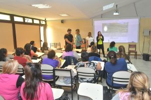 “Acompañar en la crianza: herramientas para el cuidado y la enseñanza en jardines maternales”.