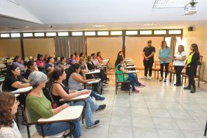 “Acompañar en la crianza: herramientas para el cuidado y la enseñanza en jardines maternales”.