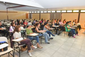 “Acompañar en la crianza: herramientas para el cuidado y la enseñanza en jardines maternales”.