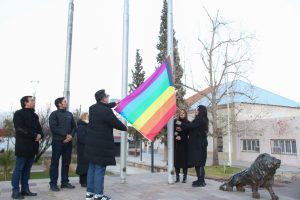 Izamiento bandera arcoiris- Día del Orgullo (6)