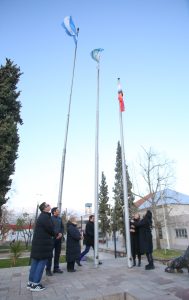 Izamiento bandera arcoiris- Día del Orgullo (7)