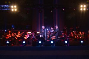 Peteco Carabajal con la Orquesta de Guitarras Tito Francia (11)