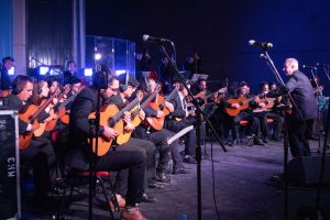 Peteco Carabajal con la Orquesta de Guitarras Tito Francia (15)