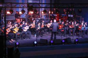 Peteco Carabajal con la Orquesta de Guitarras Tito Francia (16)