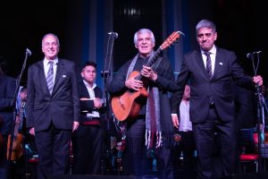 Peteco Carabajal con la Orquesta de Guitarras Tito Francia (2)