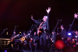 Peteco Carabajal con la Orquesta de Guitarras Tito Francia (3)